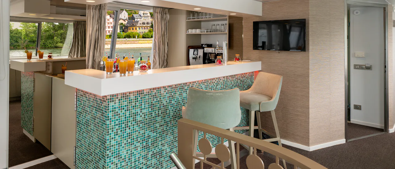 Enjoy a drink in the bar before and after dinner.