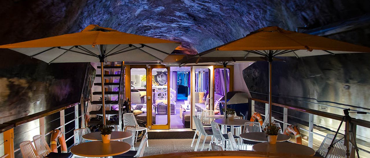 At the front of the barge, equipped with tables and parasols, you can easily share a moment with friends while enjoying the view