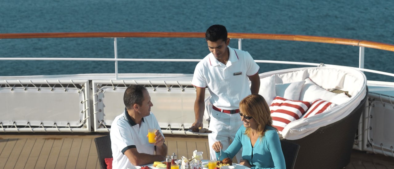 Outdoor dining at the buffet restaurant La Comete