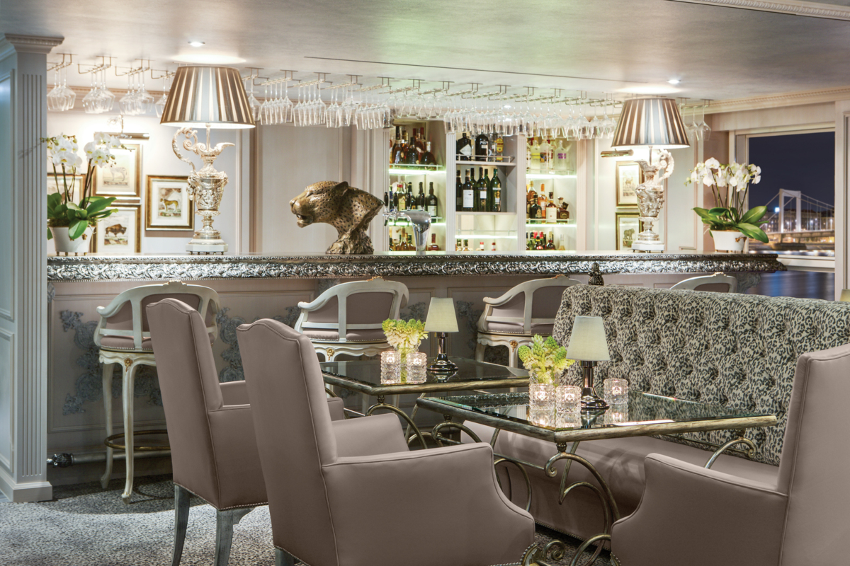 Indulge yourself with a delicious drink while chatting with friends and enjoying the view at Bar du Leopard