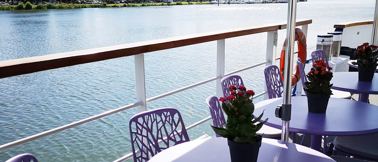 Located at the front of the barge and equipped with tables and parasols, you can easily share a moment with friends while enjoying the view