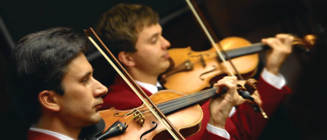 Solo performances and musical acts make each evening lively onboard