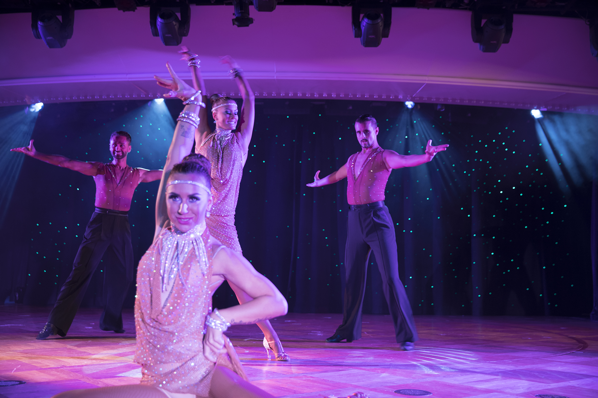 Fantastic Broadway-style performers and headline entertainers take place in Galaxy Lounge