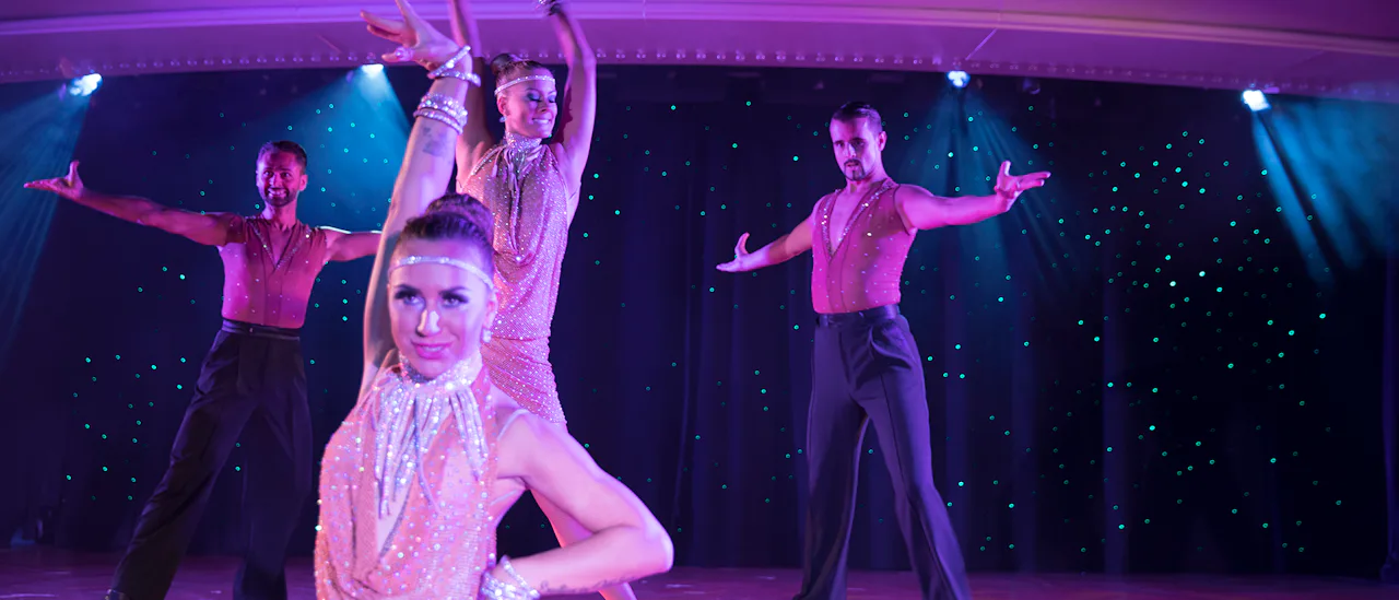 Fantastic Broadway-style performers and headline entertainers take place in Galaxy Lounge
